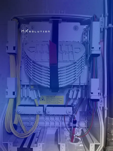 Boîtier fibre d'immeuble ouvert, cassettes d'épissure maintenues par sangle