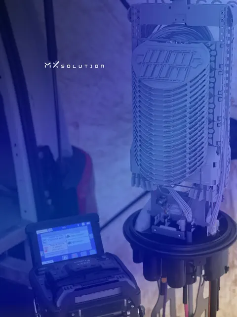 Soudeuse par fusion en service sur chantier, à côté d'un manchon d'épissure ouvert