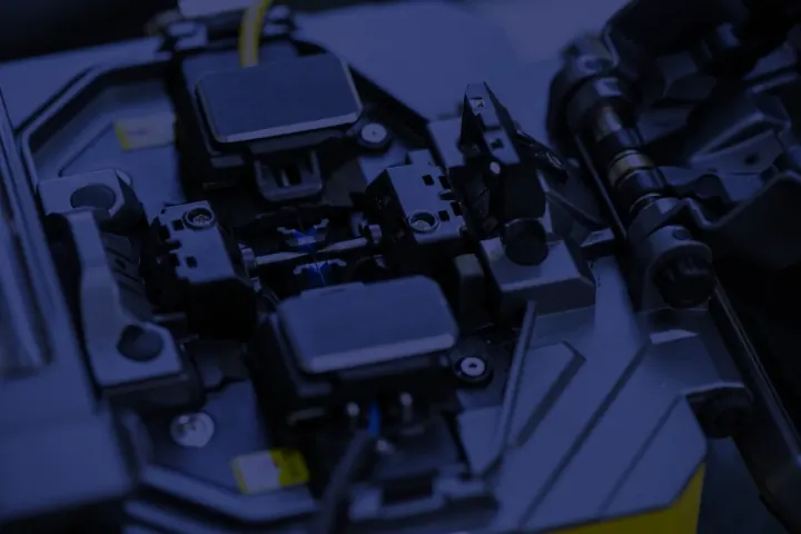 Soudeuse de fibre optique par fusion, capot ouvert